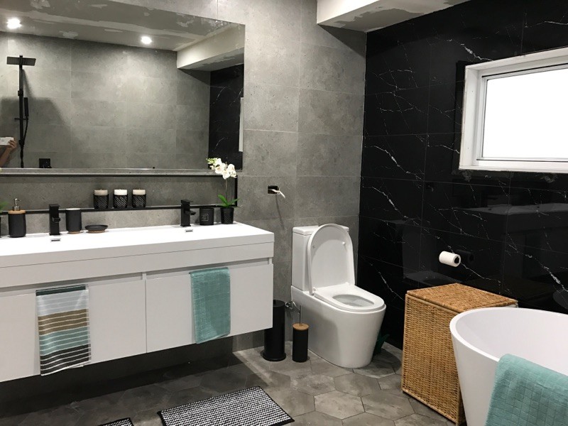 Contemporary bathroom in Sydney with grey walls, porcelain floors and grey floor.