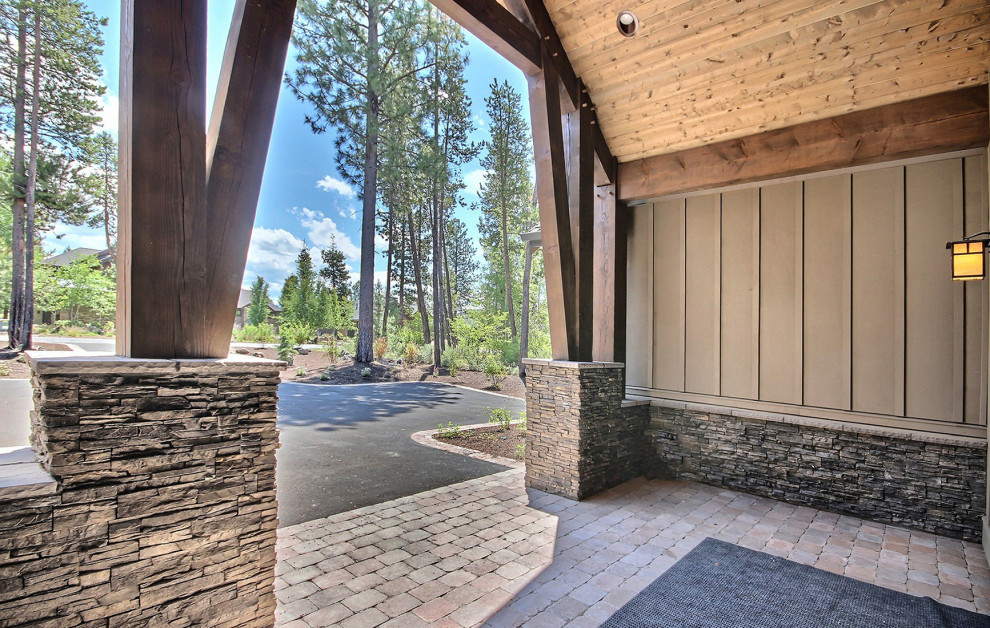 Esempio di un'ampia porta d'ingresso american style con pareti beige, pavimento in cemento, una porta a due ante, una porta in legno scuro, pavimento beige, soffitto a volta e pannellatura