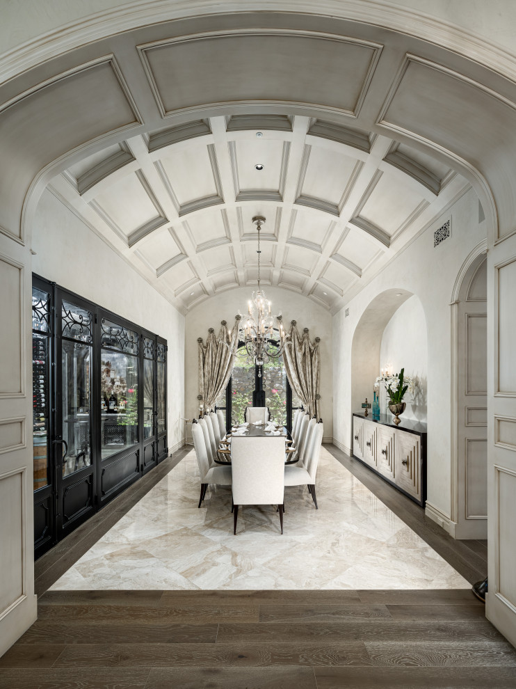 Foto di una grande sala da pranzo aperta verso la cucina con pavimento in marmo