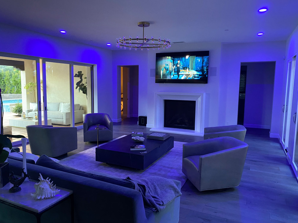 Foto di un soggiorno tropicale di medie dimensioni con TV a parete