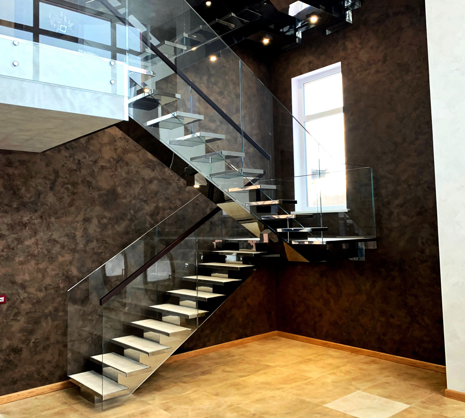 Лестница из нержавейки и стекла