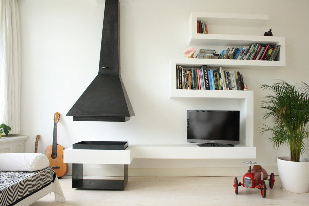 Photo of a modern living room in Amsterdam with white walls and a freestanding tv.