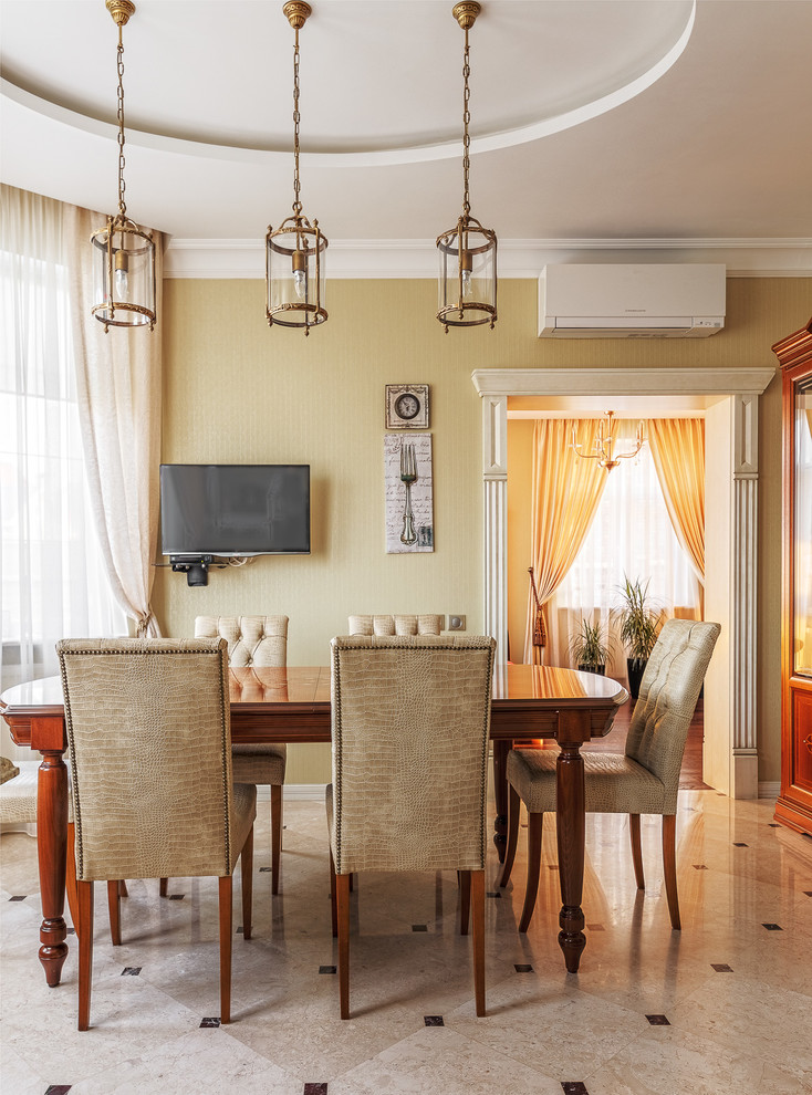 Traditional dining room in Moscow with beige walls.