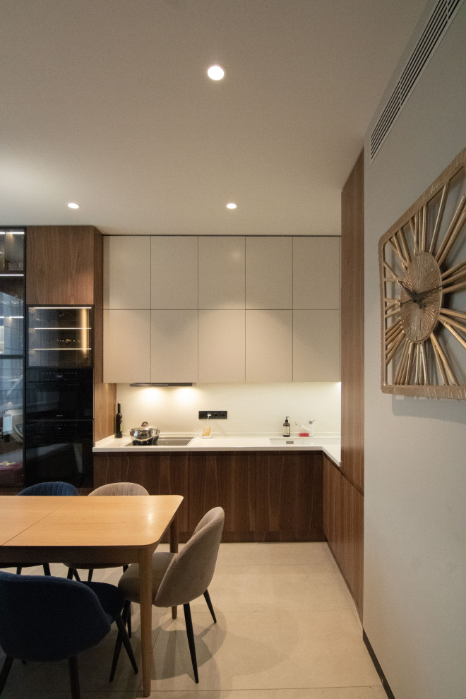 Кухня в стиле минимализм с фасадами под "темное дерево"