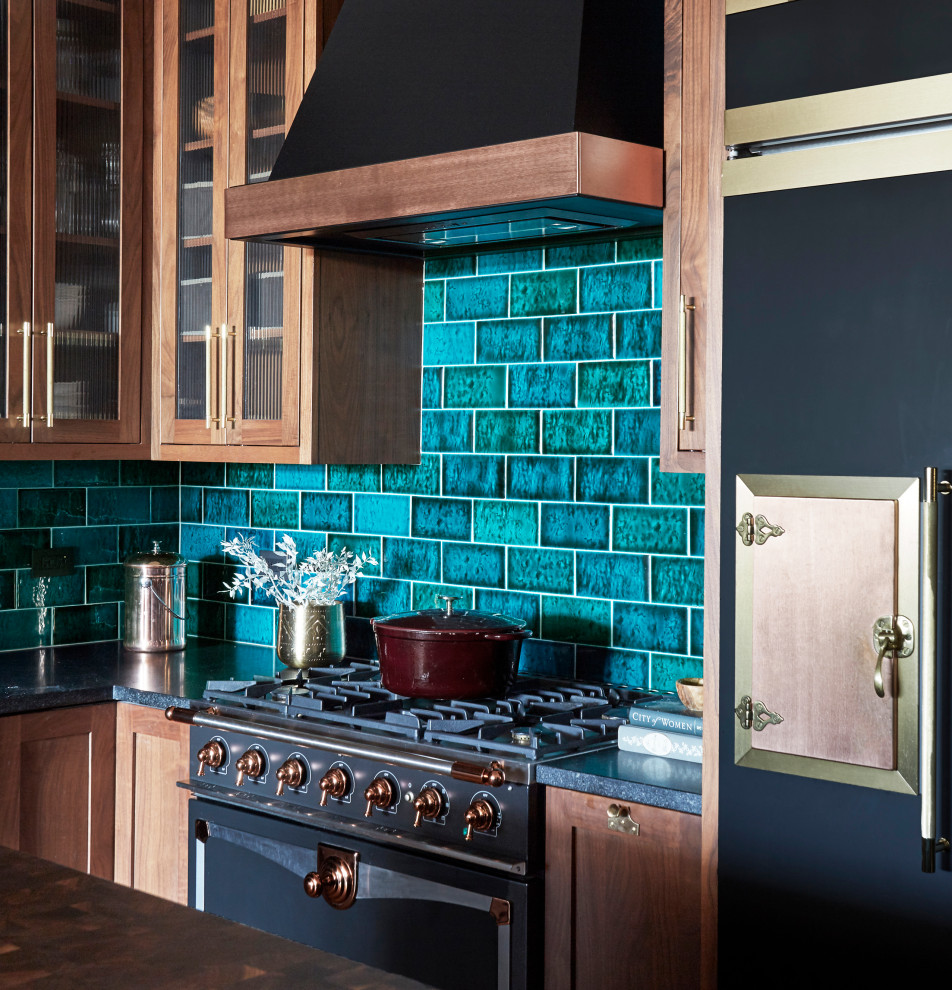 Urige Küche mit hellbraunen Holzschränken, Küchenrückwand in Grün, Rückwand aus Metrofliesen, schwarzen Elektrogeräten, braunem Holzboden und Kücheninsel in Chicago
