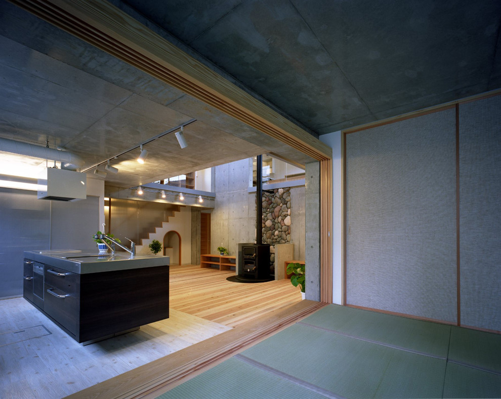 Foto di una camera degli ospiti etnica di medie dimensioni con pareti grigie, pavimento in tatami e pavimento verde