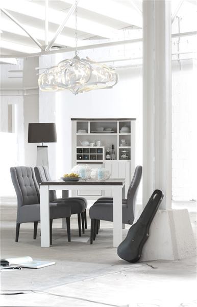 Aménagement d'une salle à manger industrielle.