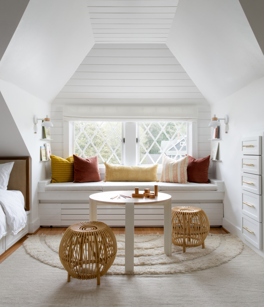 ボルチモアにあるトランジショナルスタイルのおしゃれな寝室 (白い壁、塗装板張りの天井、塗装板張りの壁) のレイアウト