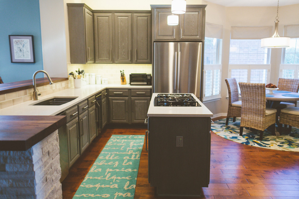 Kitchen - transitional kitchen idea in Austin