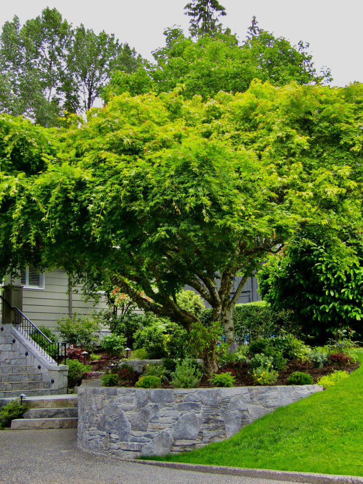 Halbschattiger Maritimer Garten mit Natursteinplatten in Vancouver