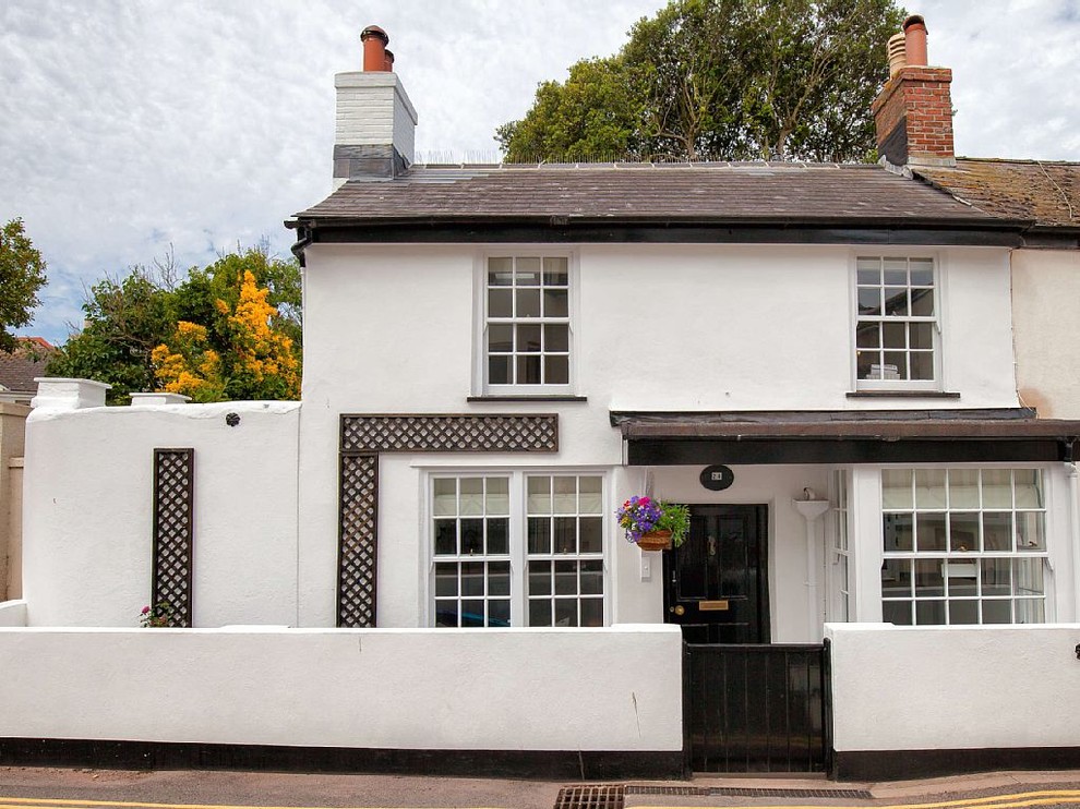Example of an arts and crafts home design design in London