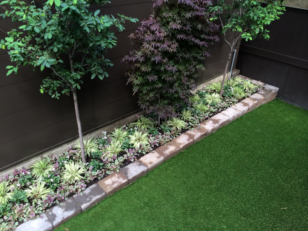 Design ideas for a small modern front yard garden in Chicago with decking.