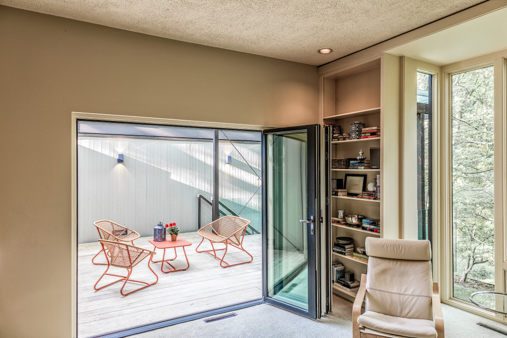 Foto di una piccola terrazza minimalista dietro casa e al primo piano con parapetto in vetro