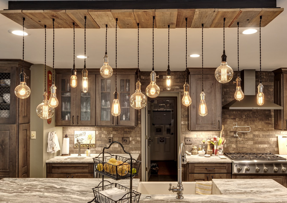 Example of a mountain style home design design in St Louis
