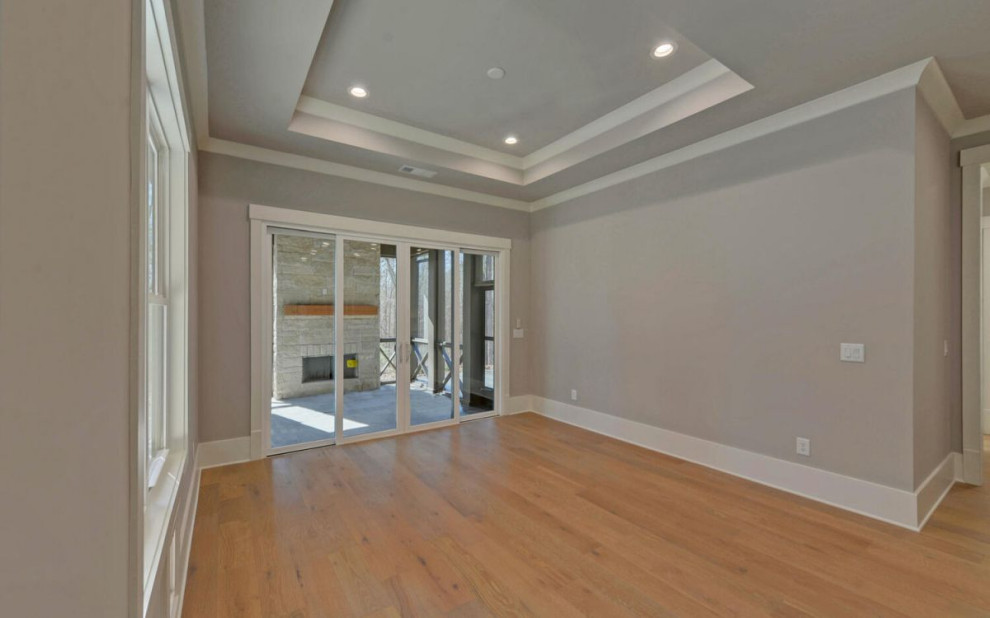 Foto di una palestra in casa chic con pavimento in legno massello medio