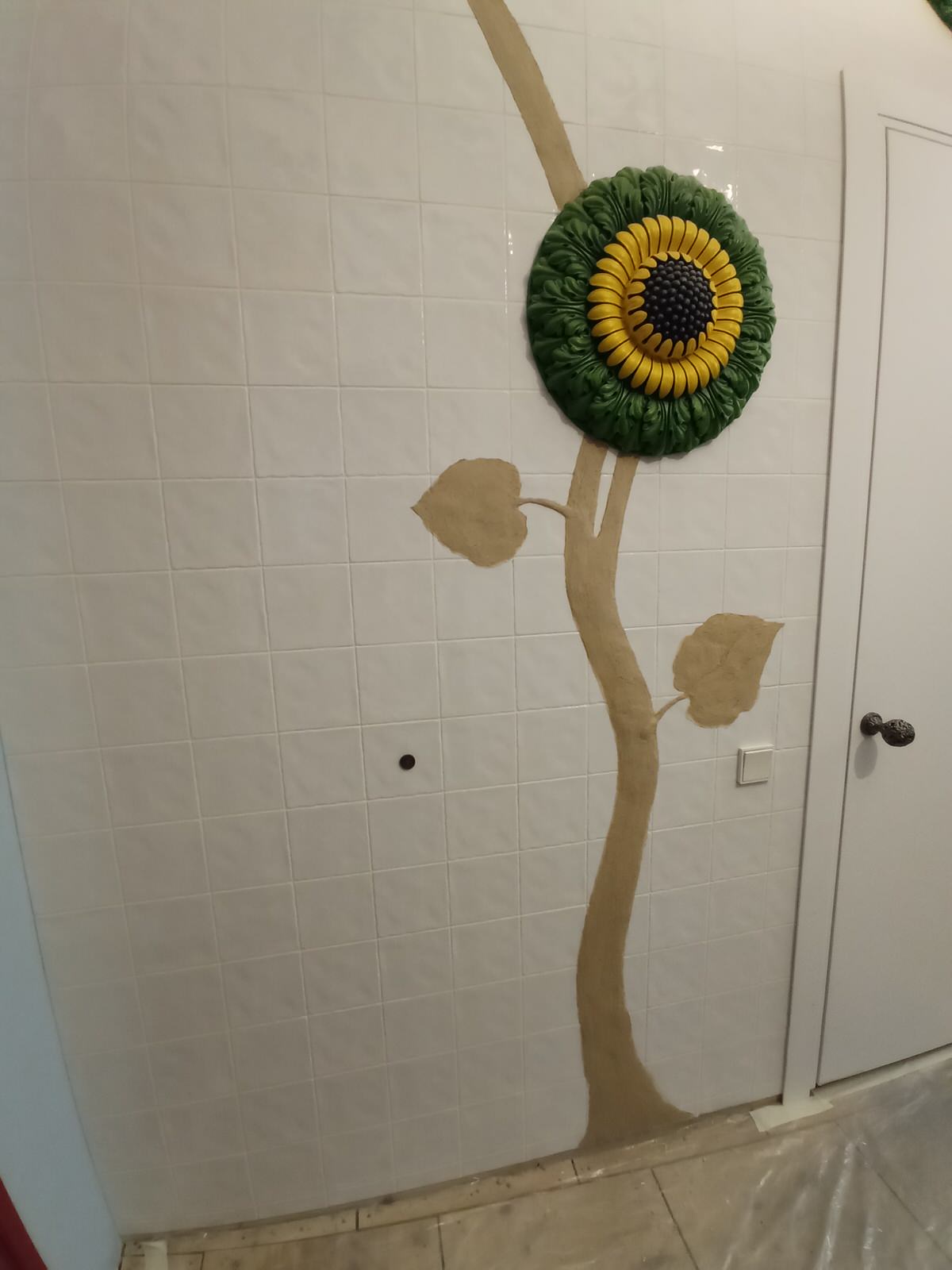 Рельефно-живописное панно в холле квартиры