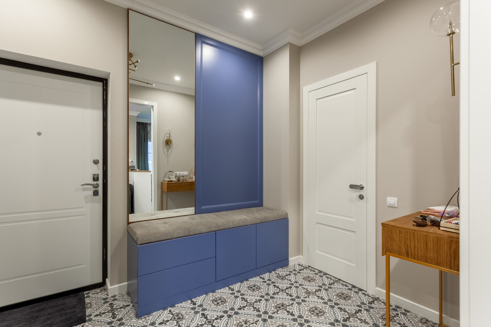 Пуф с ящиками, настенные панели с зеркалом и классической фрезировкой в эмали