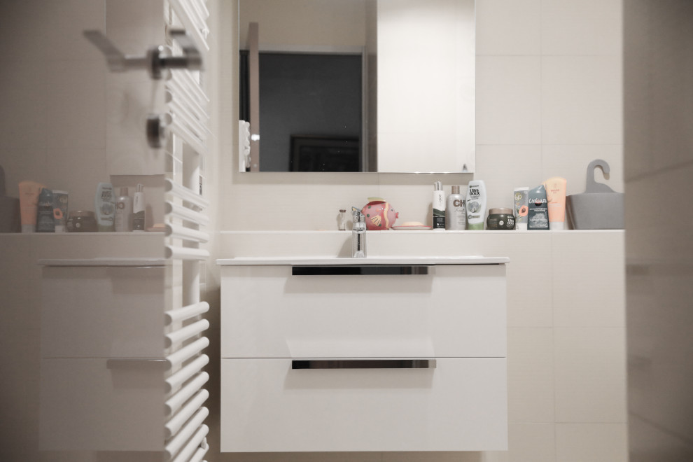 Medium sized contemporary family bathroom in Nice with flat-panel cabinets, white cabinets, an alcove bath, beige tiles, stone tiles, beige walls, ceramic flooring, a built-in sink, solid surface worktops, beige floors, an open shower, white worktops, a single sink and a floating vanity unit.