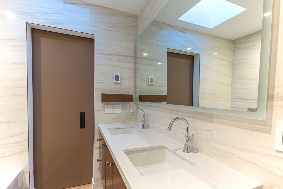 Идея дизайна: ванная комната в стиле модернизм с коричневыми фасадами, полновстраиваемой ванной, угловым душем, разноцветной плиткой, мраморной плиткой, разноцветными стенами, деревянным полом, врезной раковиной, мраморной столешницей, коричневым полом, душем с распашными дверями, разноцветной столешницей, тумбой под две раковины и напольной тумбой