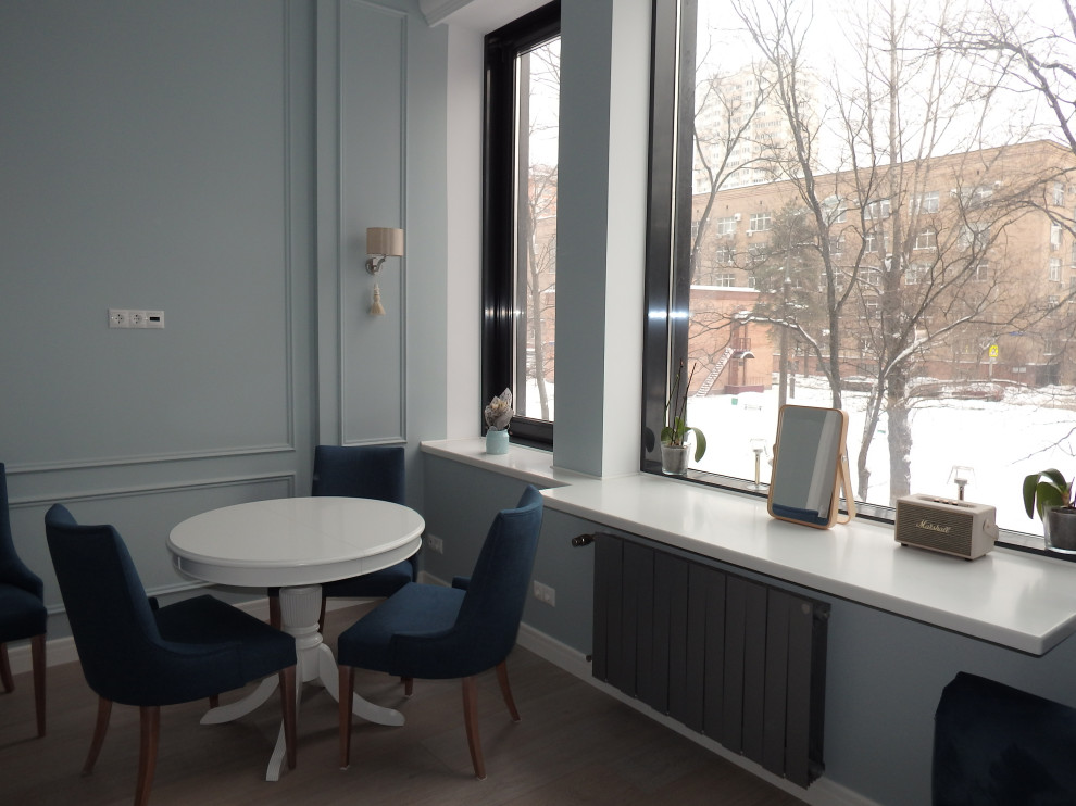 Inspiration pour une salle à manger minimaliste de taille moyenne avec un mur bleu, sol en stratifié, aucune cheminée, un sol beige et un plafond à caissons.