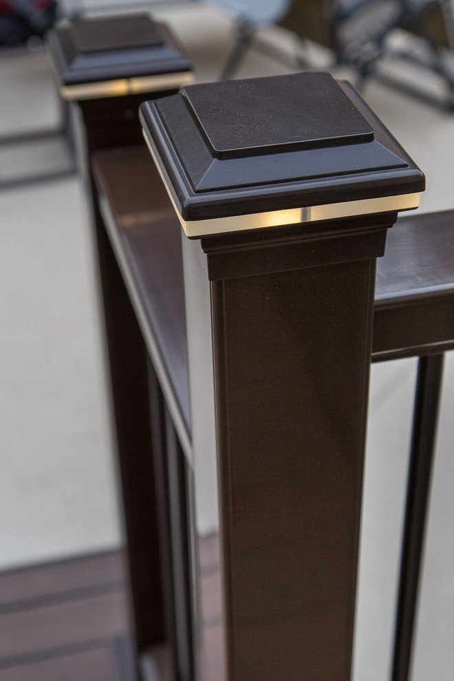 Inspiration for a mid-sized transitional backyard deck remodel with no cover