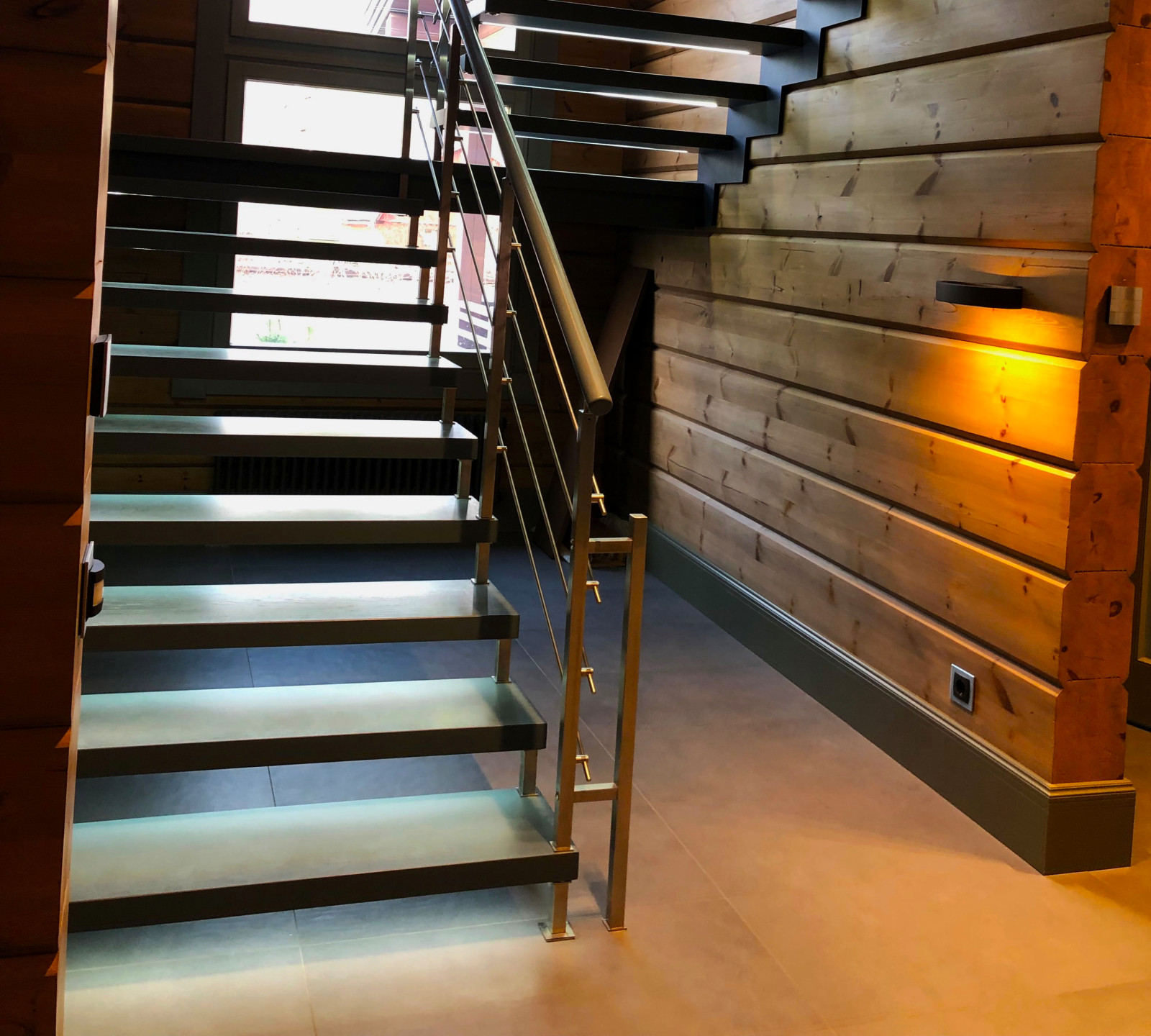 Лестница на больцах с латунным ограждением