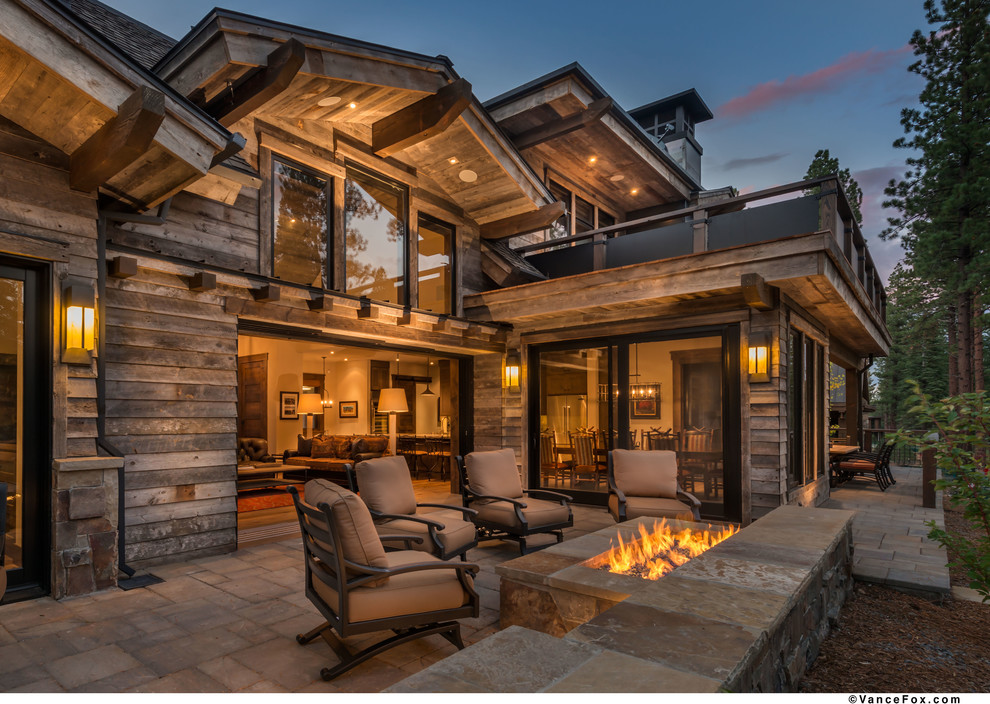 Example of a mountain style home design design in Sacramento
