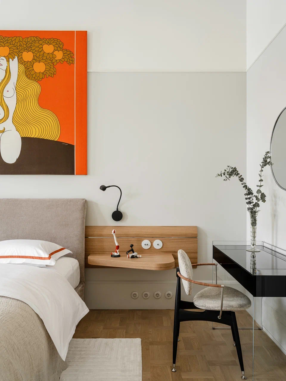 Уютная светлая спальня, украшенная шикарным авторским ковром ручной работы