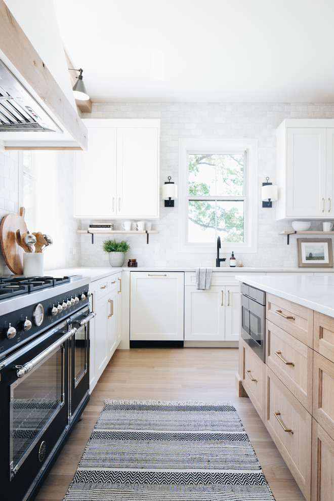 Kitchen - transitional kitchen idea in Chicago