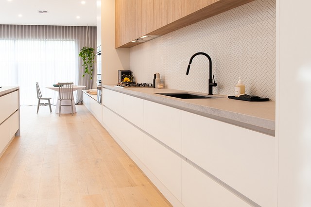 Streamlined cabinetry into the dining room moderne-koekken