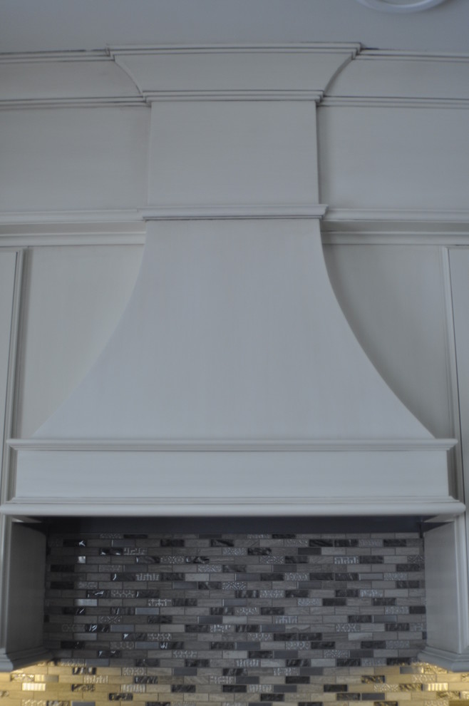 Example of a transitional kitchen design in Chicago