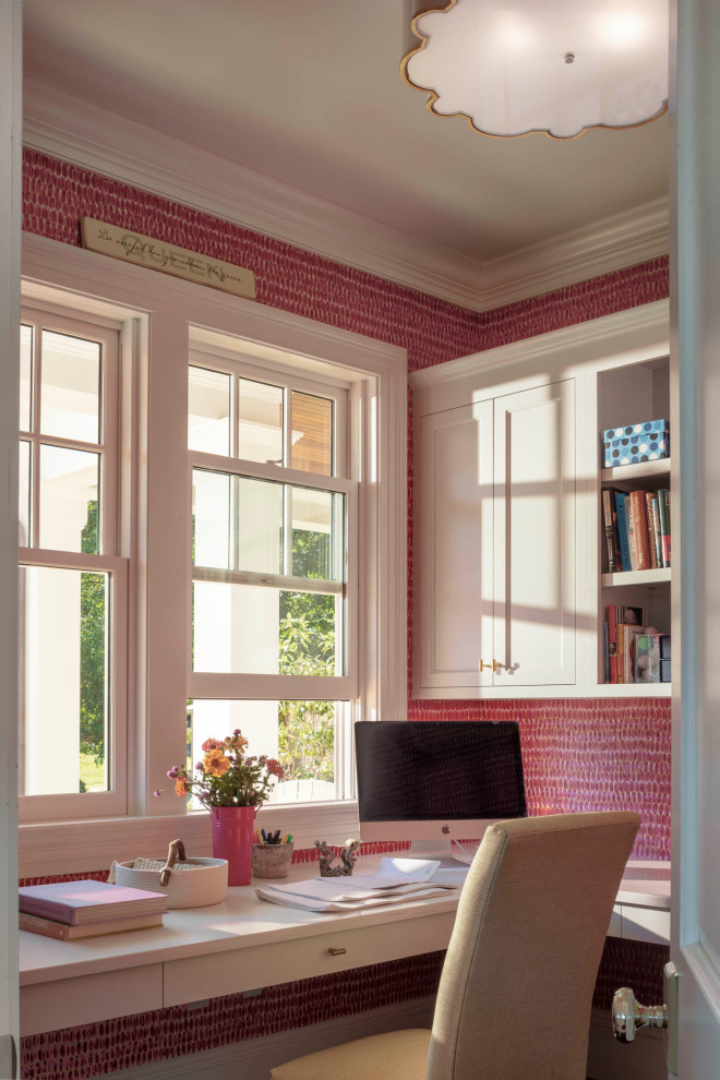 На фото: кабинет среднего размера в классическом стиле с розовыми стенами, встроенным рабочим столом и обоями на стенах с