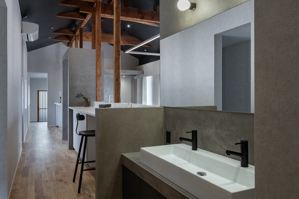 Immagine di un bagno di servizio di medie dimensioni con ante grigie, pareti grigie, pavimento marrone, top grigio e travi a vista