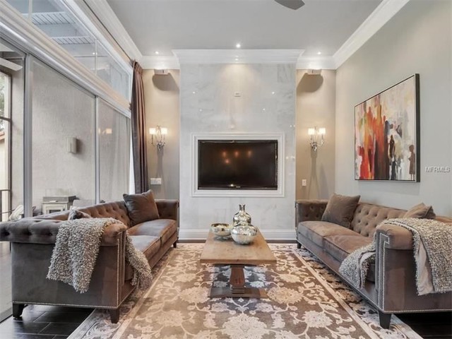Urban Bachelor Pad classique-chic-salon
