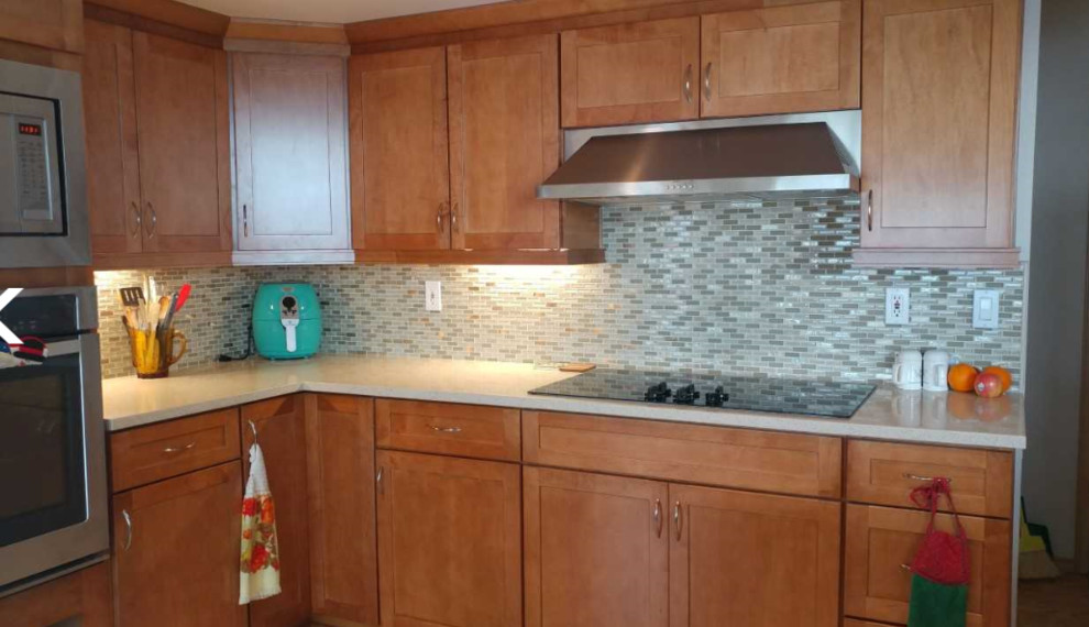 Example of a transitional home design design in Seattle