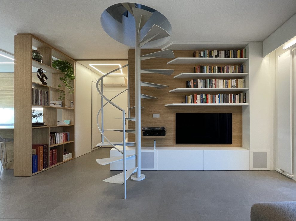 Immagine di un soggiorno moderno di medie dimensioni e aperto con libreria, pavimento in gres porcellanato, parete attrezzata, pavimento grigio, boiserie, pareti bianche e soffitto ribassato