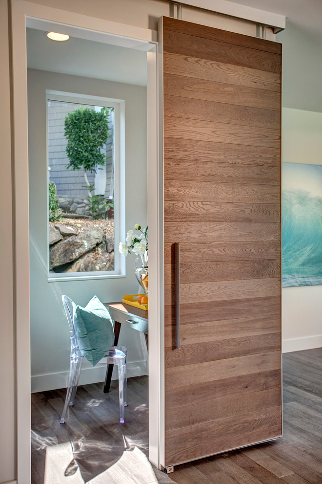 Example of a transitional home design design in Seattle