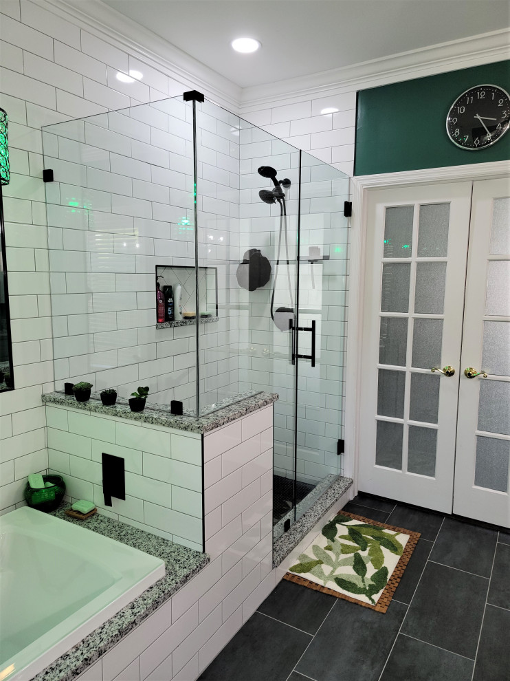 リッチモンドにある高級な中くらいなモダンスタイルのおしゃれなマスターバスルーム (シェーカースタイル扉のキャビネット、グレーのキャビネット、ドロップイン型浴槽、アルコーブ型シャワー、分離型トイレ、白いタイル、磁器タイル、緑の壁、磁器タイルの床、アンダーカウンター洗面器、御影石の洗面台、黒い床、黒い洗面カウンター、ニッチ、洗面台2つ、独立型洗面台) の写真