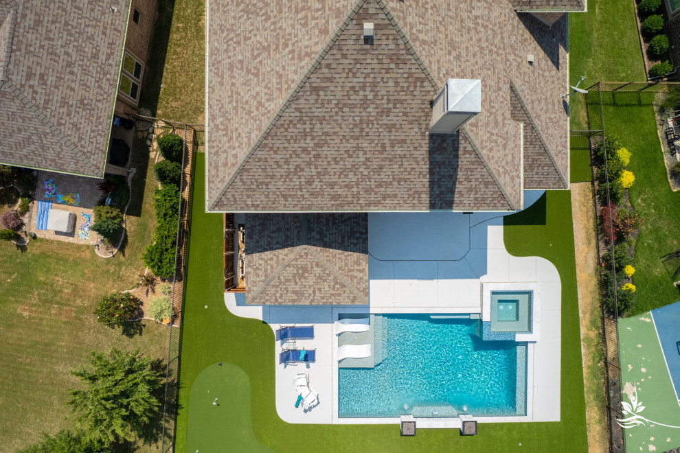 Foto di una grande piscina naturale minimalista rettangolare dietro casa con paesaggistica bordo piscina e pedane