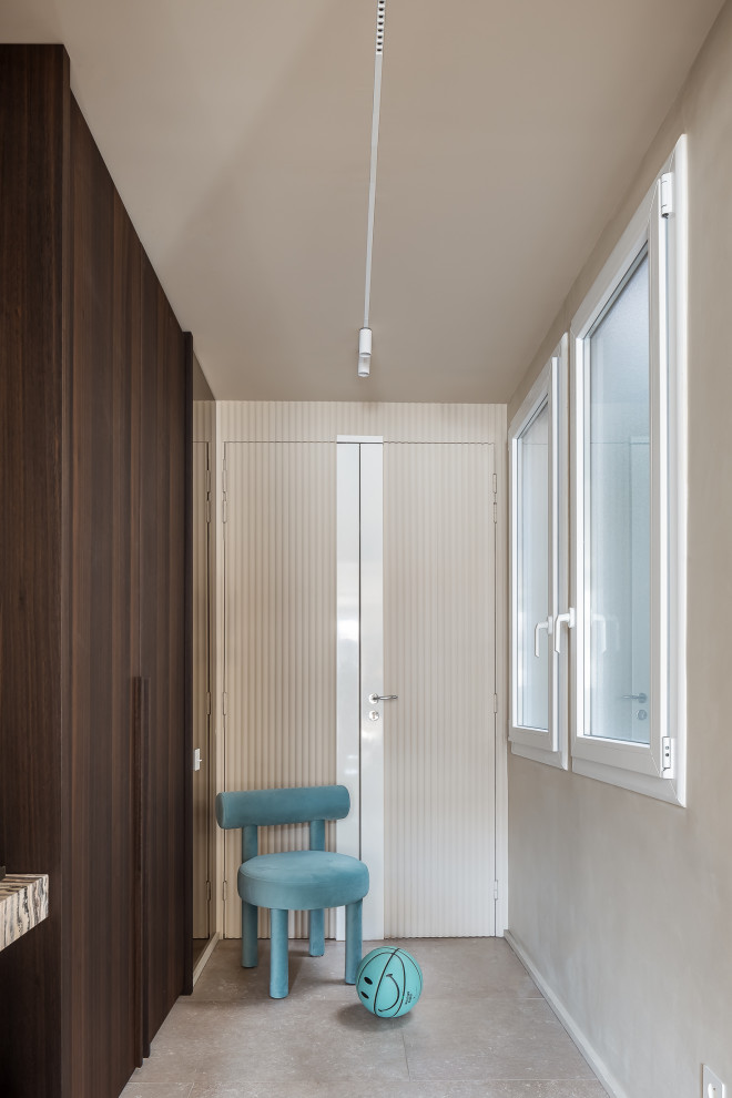 Foto på en mellanstor minimalistisk foajé, med beige väggar, klinkergolv i keramik, en dubbeldörr, mörk trädörr och beiget golv