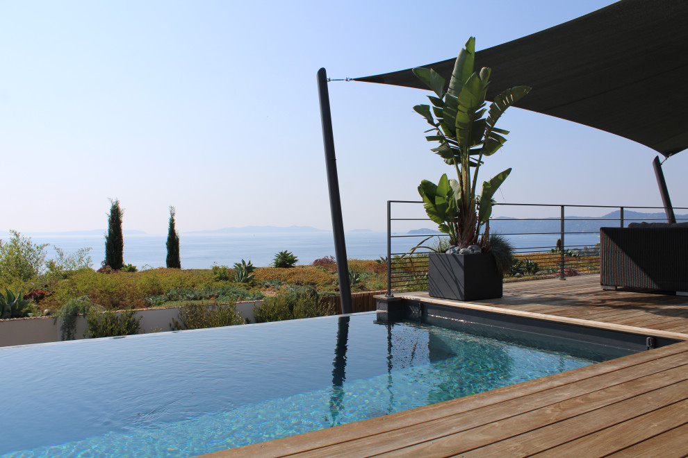 Inspiration for a contemporary rooftop infinity pool in Marseille with with a pool.