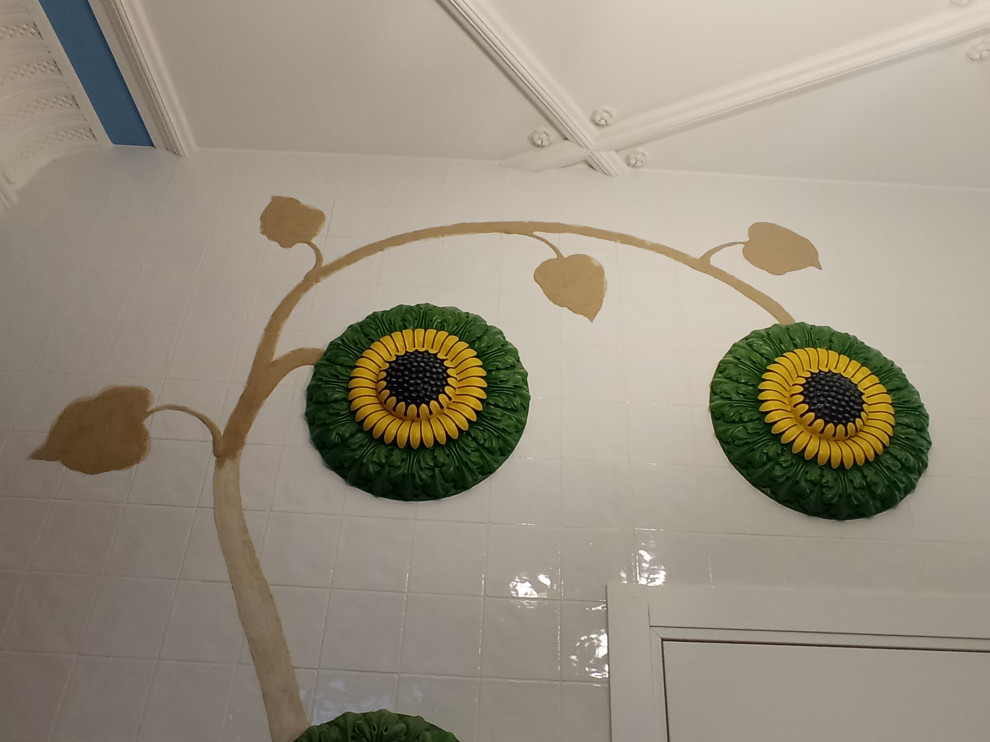 Рельефно-живописное панно в холле квартиры