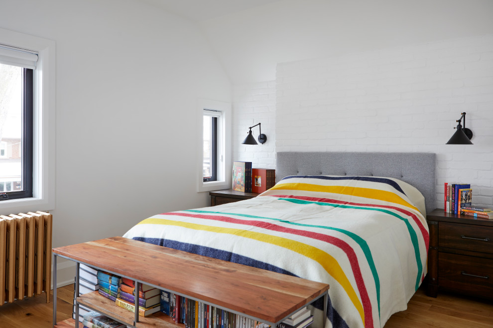 Идея дизайна: маленькая хозяйская спальня в стиле неоклассика (современная классика) с белыми стенами, светлым паркетным полом, коричневым полом и кирпичными стенами для на участке и в саду