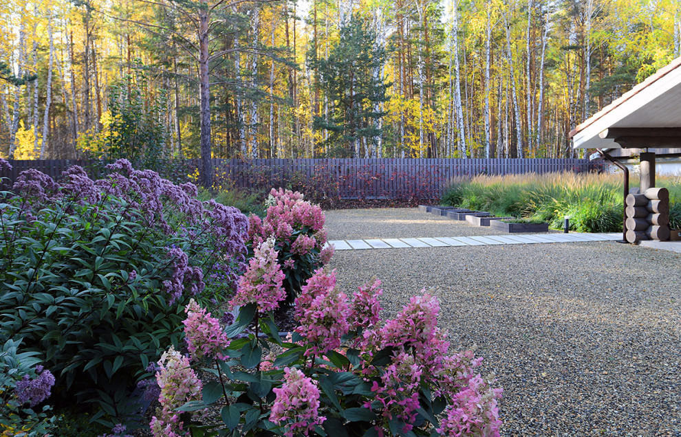 Сад у тёмных бревен