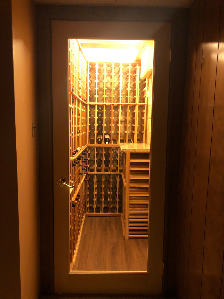 Idées déco pour une petite cave à vin classique avec un sol en vinyl, des casiers et un sol marron.