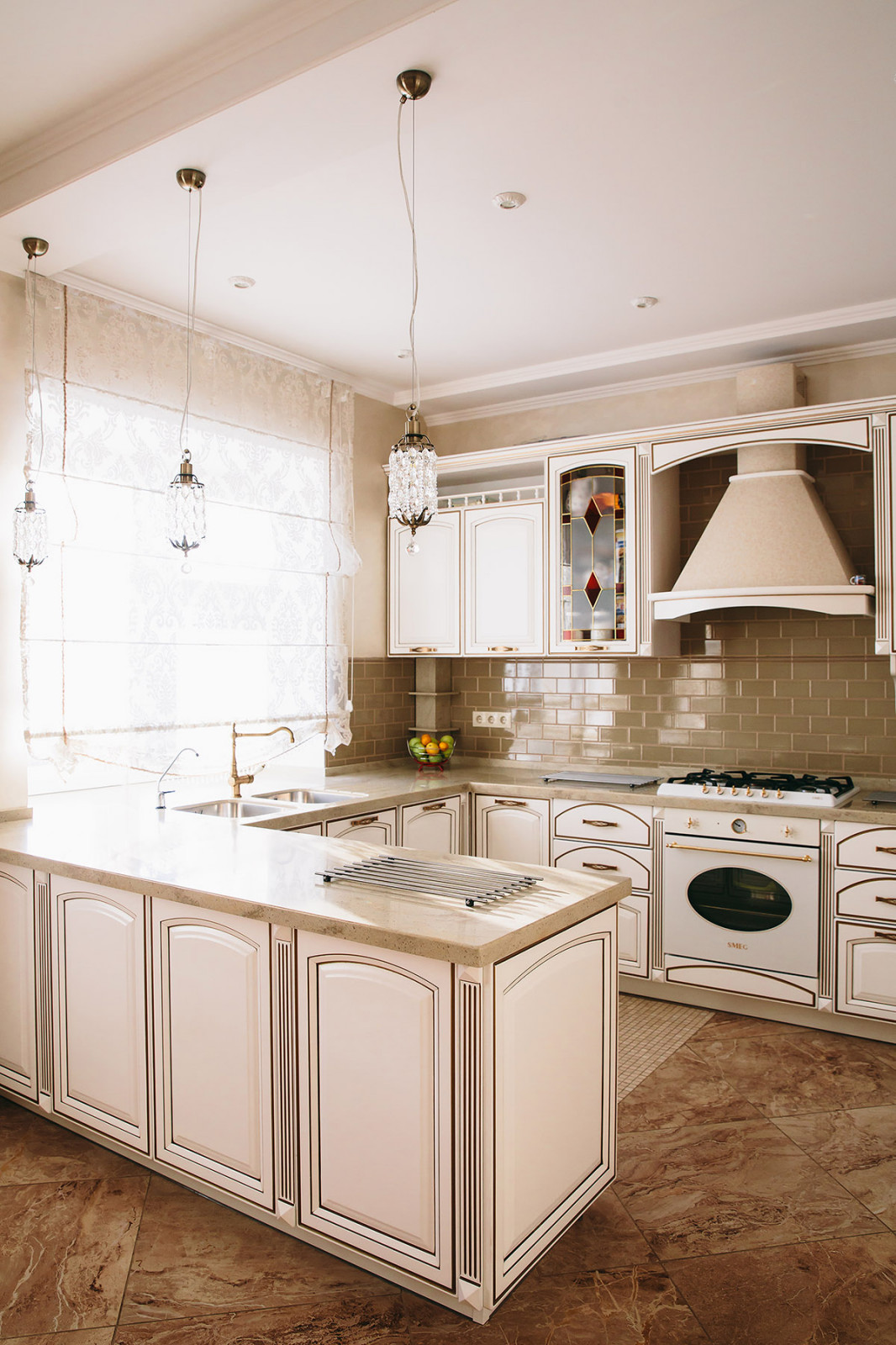 Реализация:Классика с нотками востока в бирюзе