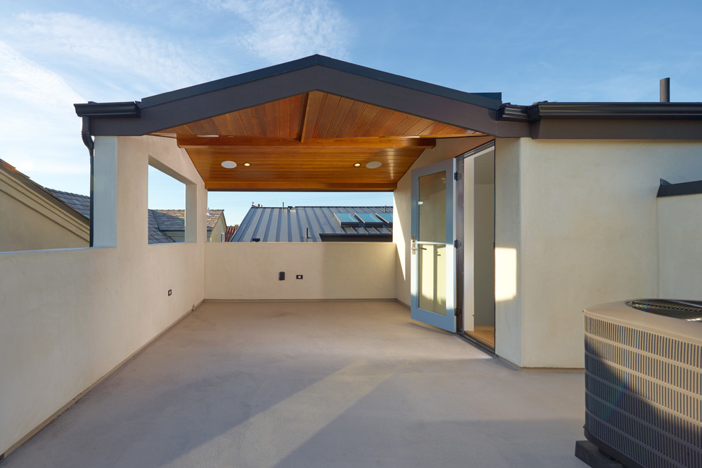 Transitional deck photo in Orange County