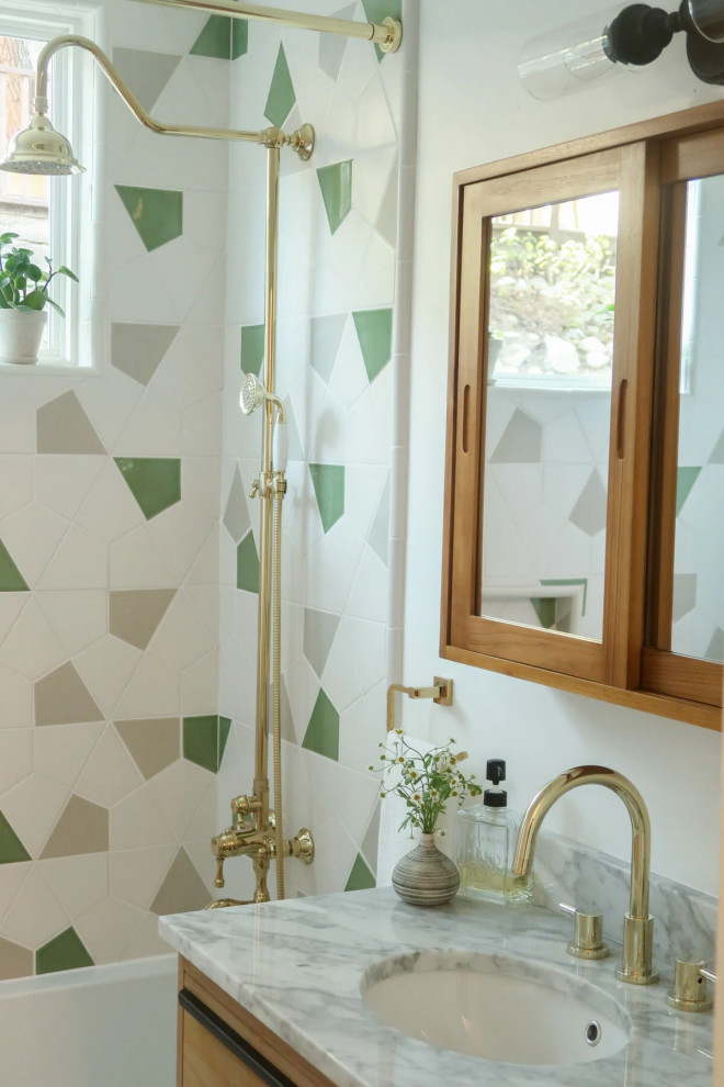 Bild på ett mellanstort eklektiskt badrum, med flerfärgad kakel, keramikplattor, klinkergolv i keramik och grönt golv