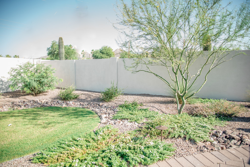 Inspiration for a mid-sized front yard full sun xeriscape in Phoenix with gravel.