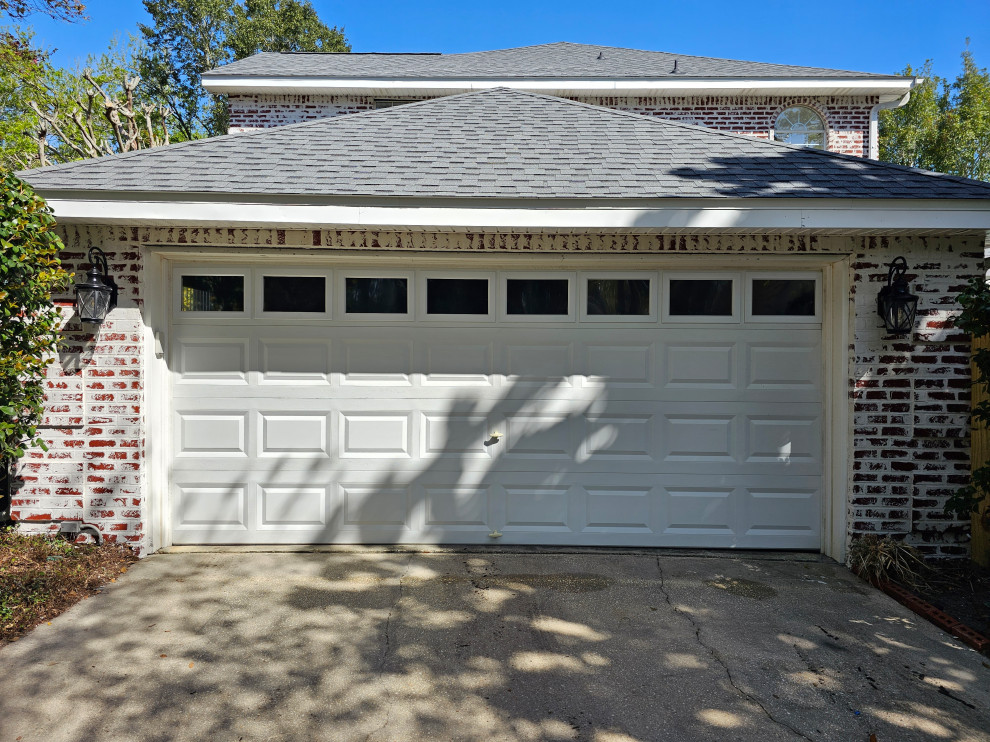 This is an example of a country attached garage in Tampa.